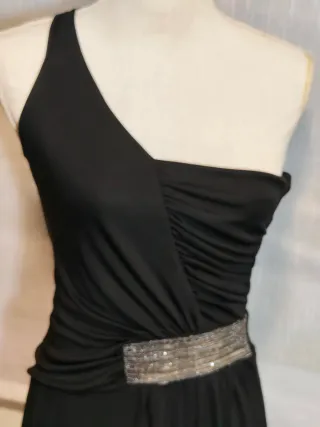 Vestido negro asimétrico con detalle plateado