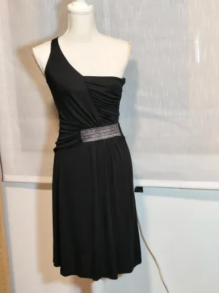 Vestido negro asimétrico con detalle plateado
