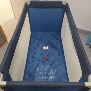 Cuna de viaje azul de la marca asalvo