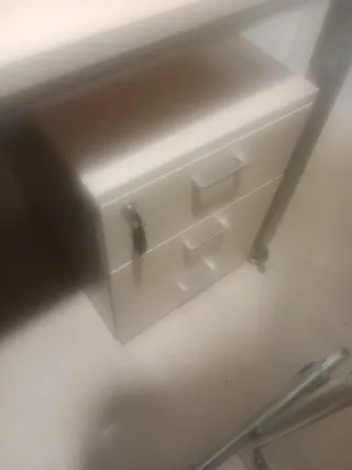 Escritorio con cajonera metálica y madera