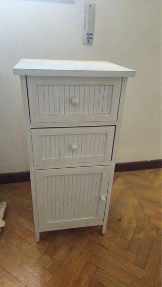 Mesita de noche blanca de madera