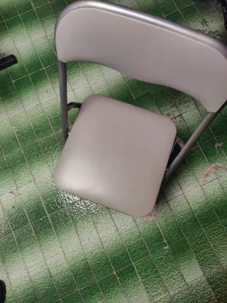 3 Sillas Plegables (2 Grises, 1 Negra)