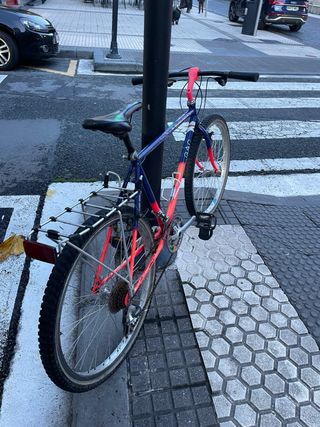 Bicicleta azul y roja