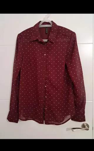 Blusa roja con lunares blancos