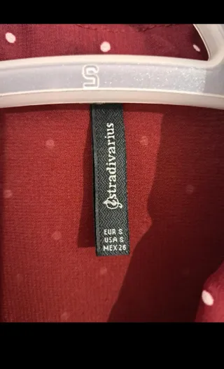 Blusa roja con lunares blancos