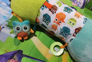 Cojín actividades bebé búhos