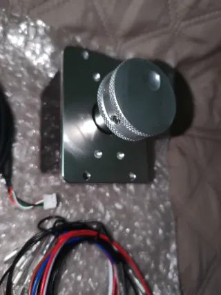 Botón de consola metálico