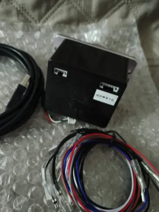 Botón de consola metálico