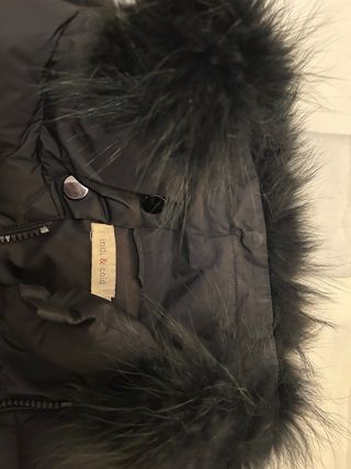 Plumífero Indi & Cold negro con cuello de pelo