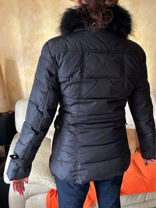 Plumífero Indi & Cold negro con cuello de pelo