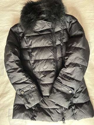 Plumífero Indi & Cold negro con cuello de pelo