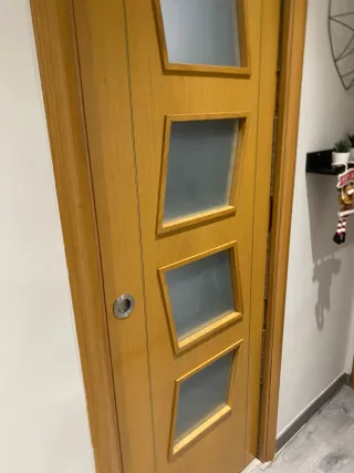 Puerta madera maciza con 4 cristales