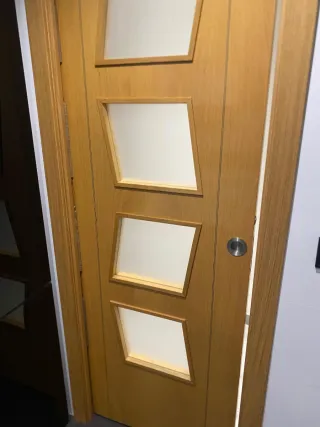 Puerta madera maciza con 4 cristales