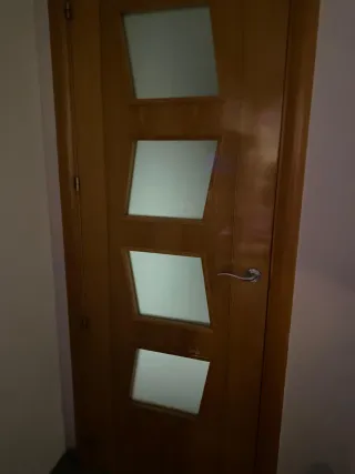 Puerta madera maciza con 4 cristales