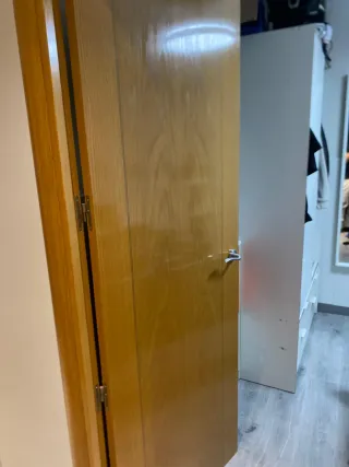 Puerta madera maciza con 4 cristales