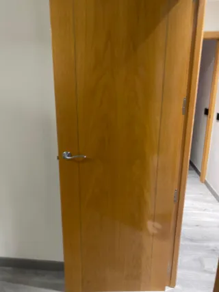 Puerta madera maciza con 4 cristales