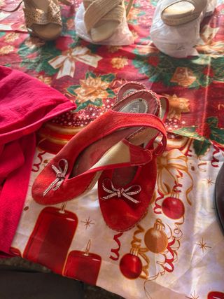 Zapatos rojos con lazo de pedrería