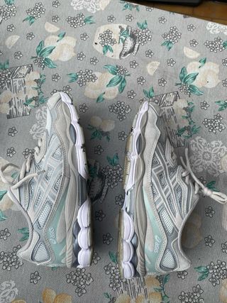 Scarpe Asics grigie e bianche nyc gel