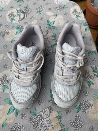 Scarpe Asics grigie e bianche nyc gel