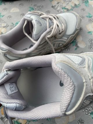 Scarpe Asics grigie e bianche nyc gel