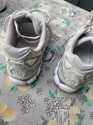 Scarpe Asics grigie e bianche nyc gel