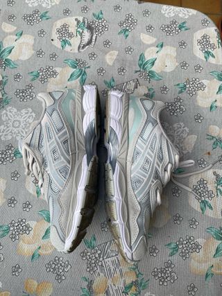 Scarpe Asics grigie e bianche nyc gel