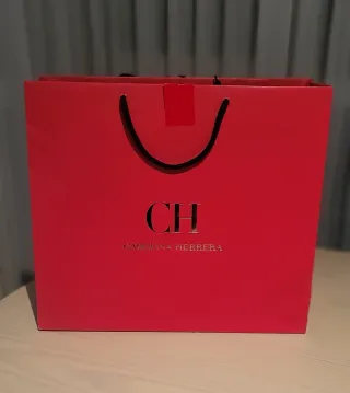 2 bolsas grandes, 1 de CH y 1 de Roberto Verino