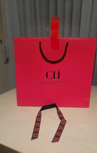 2 bolsas grandes, 1 de CH y 1 de Roberto Verino