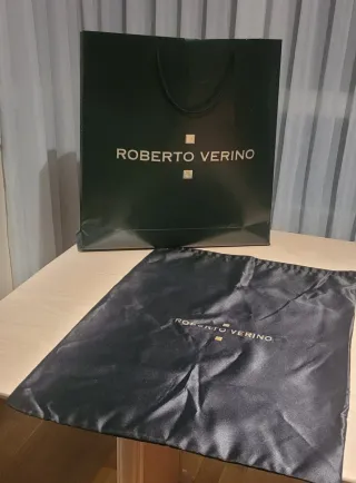 2 bolsas grandes, 1 de CH y 1 de Roberto Verino