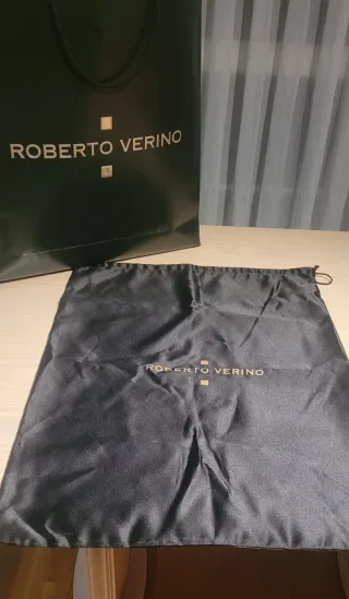2 bolsas grandes, 1 de CH y 1 de Roberto Verino