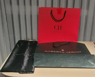 2 bolsas grandes, 1 de CH y 1 de Roberto Verino