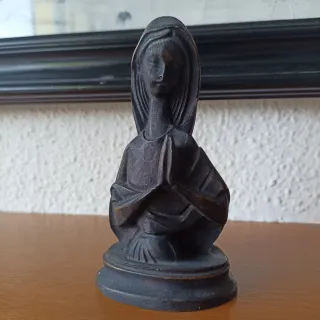 Virgen tallada en piedra negra
