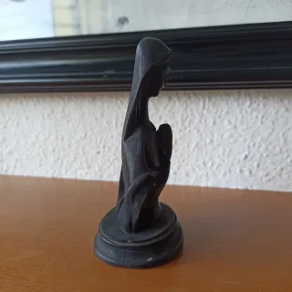 Virgen tallada en piedra negra