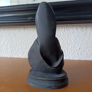 Virgen tallada en piedra negra