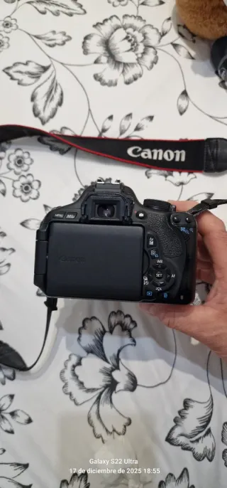 Cámara Canon EOS 600D + Lente 18-200mm IS