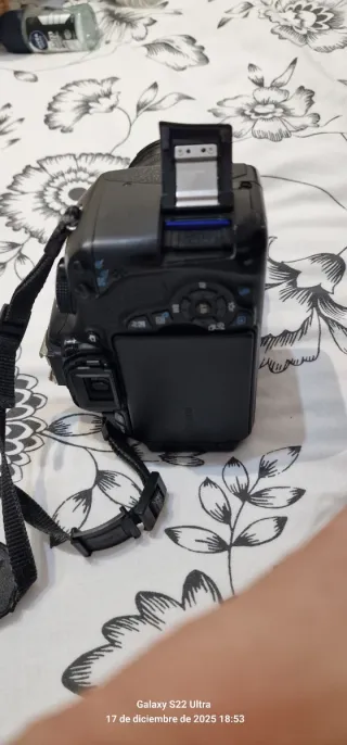 Cámara Canon EOS 600D + Lente 18-200mm IS