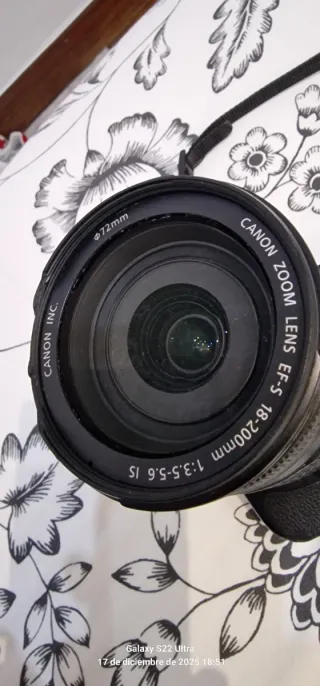 Cámara Canon EOS 600D + Lente 18-200mm IS