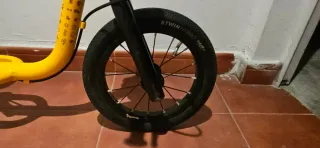 Bicicleta sin pedales Btwin amarilla