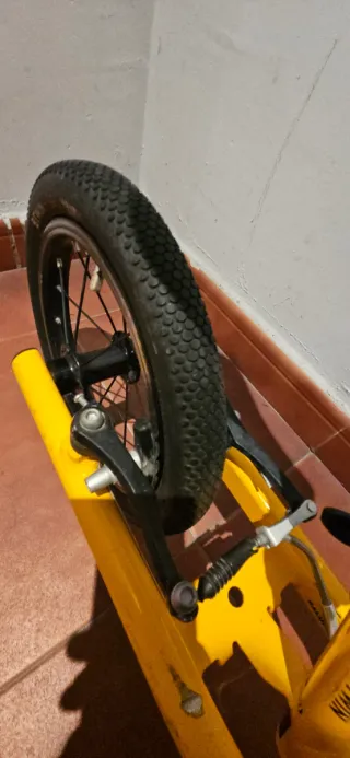 Bicicleta sin pedales Btwin amarilla