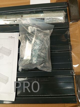 Macetero metálico negro - jardín