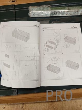 Macetero metálico negro - jardín