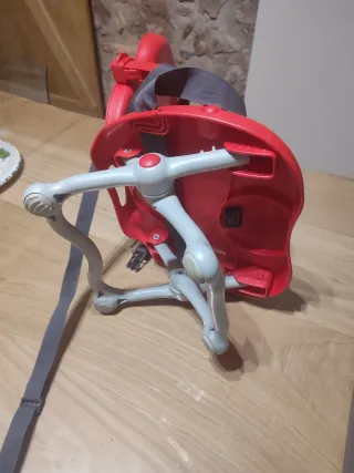 Silla de bebé roja con arnés