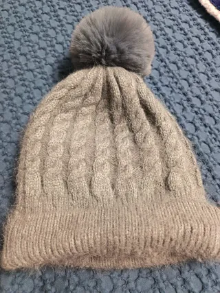 Gorro de lana con pompón gris
