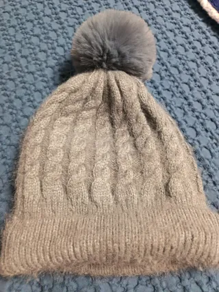 Gorro de lana con pompón gris