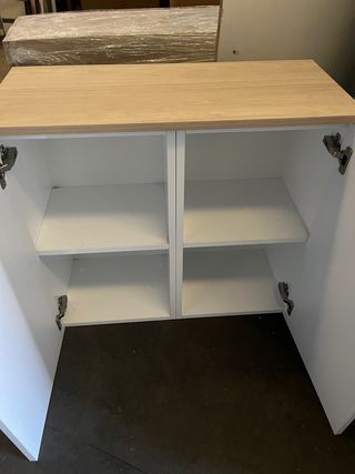 Mueble de madera blanco con dos puertas