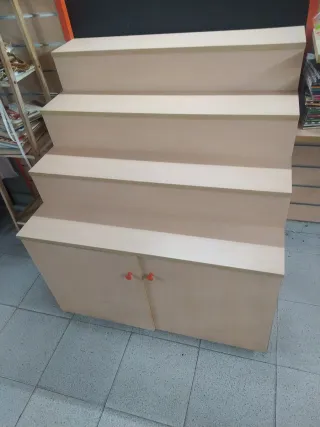 Mueble escalonado de madera