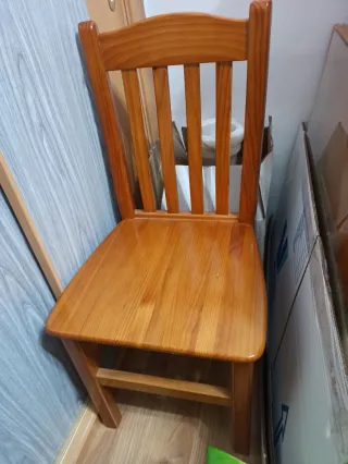 Silla de madera marrón