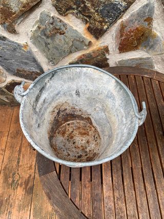 Cubo antiguo de pozo