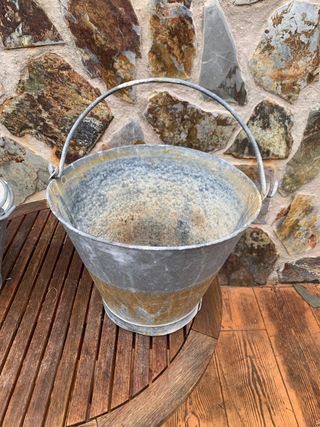 Cubo antiguo de pozo