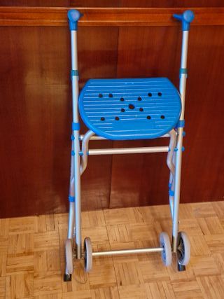 Andador plegable para mayores con asiento azul